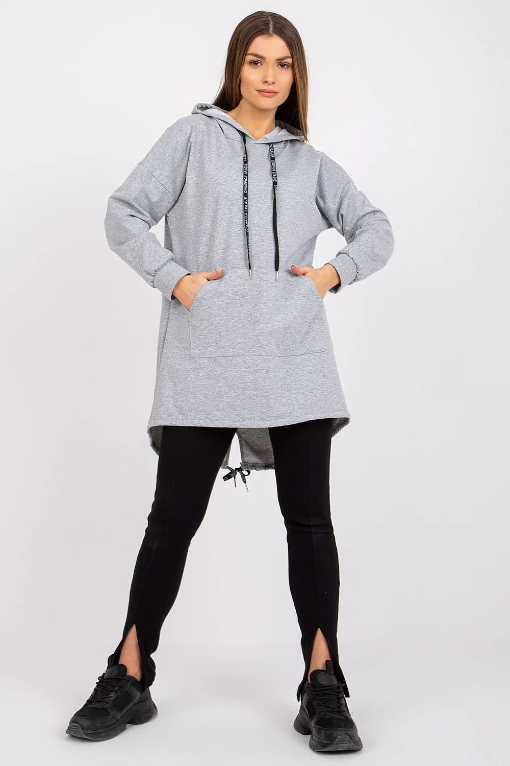 Sweatshirt à capuche noir long style décontracté pour femmes avec jeans bleu clair et sandales noires talons hauts mode casual
