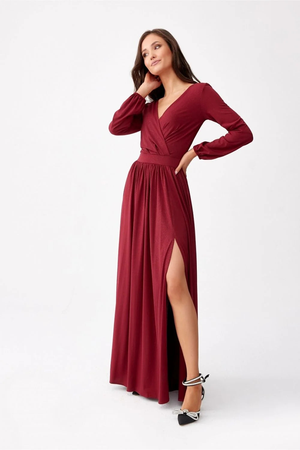 Robe longue élégante Roco Fashion en brocart rouge profond paillettes col V croisé manches longues bouffantes taille marquée jupe ample fente haute fermeture éclair invisible occasion formelle soirée