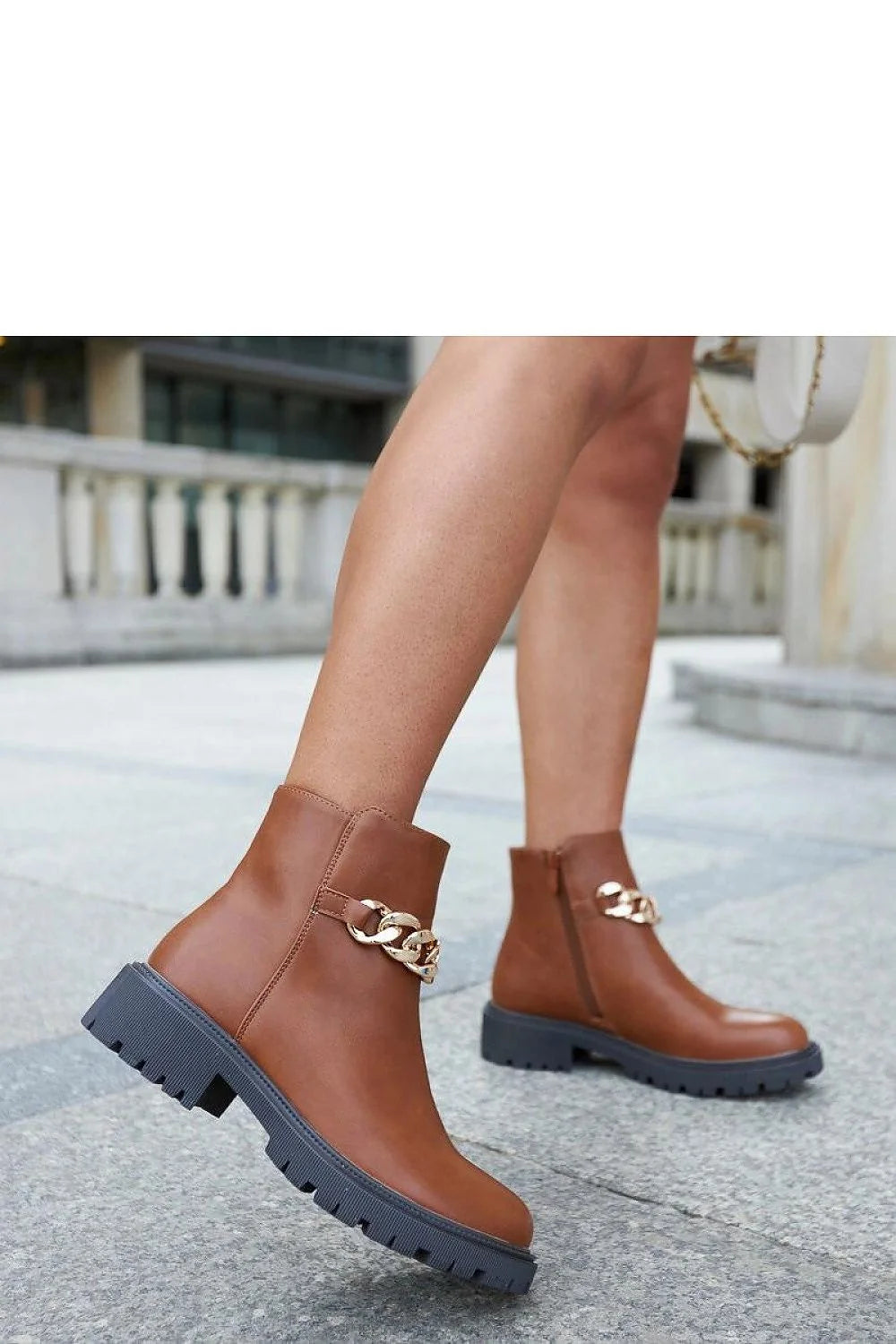 bottines femme cuir brun lisse cognac chaîne métallique dorée semelle caoutchouc noir crantée épaisse montante cheville fermeture éclair