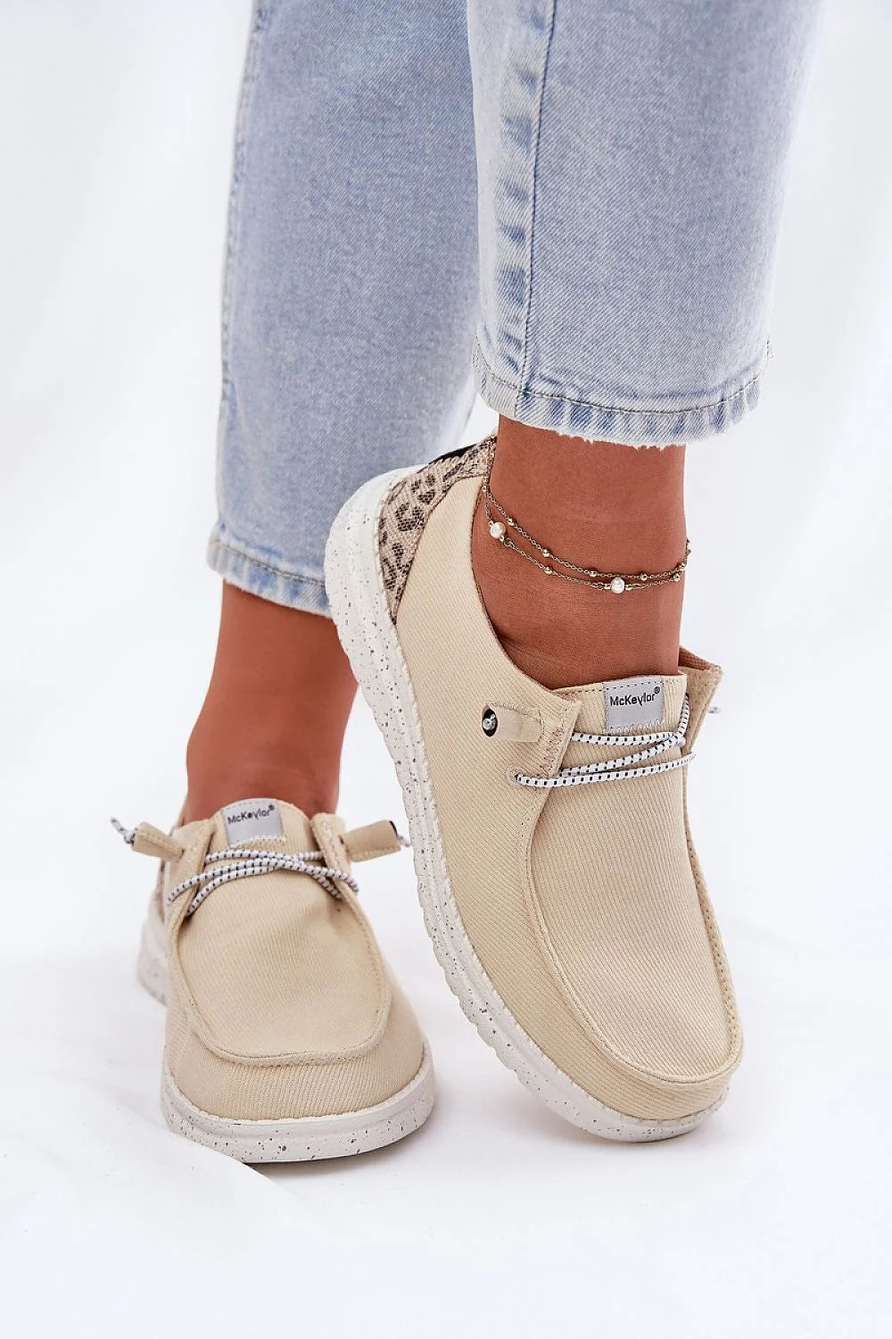 Chaussures basses femmes style bohème mocassins slip-on tissu beige semelle caoutchouc détails animaliers