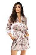 peignoir kimono satin imprimé floral papillons manches trois quarts ceinture ajustable poches latérales châle coupe fluide mi cuisses ivoire rose