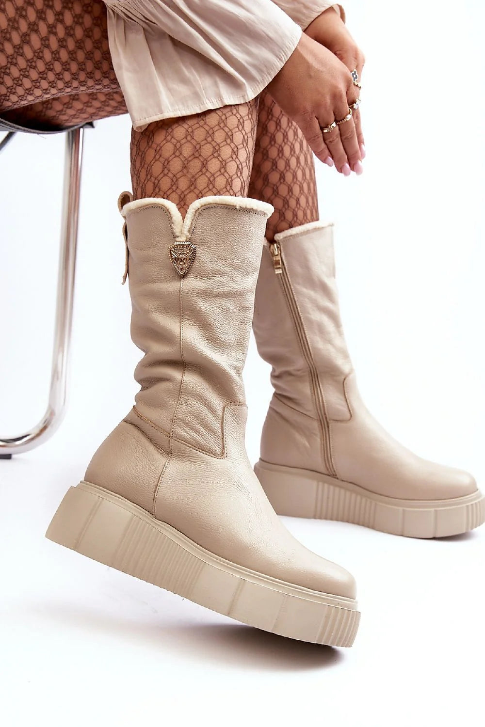 Bottes cothurnes Step in style en cuir synthétique beige clair mi-haute zip doré doublure fausse fourrure semelle caoutchouc texturée femme