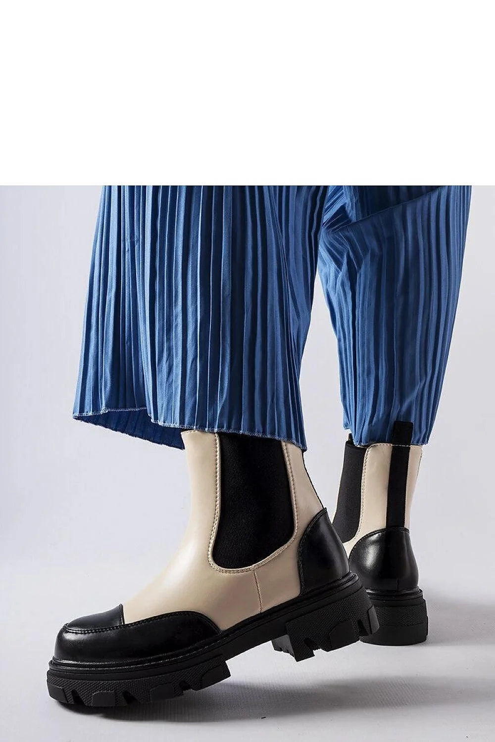 Bottines Chelsea audacieuses en cuir/faux-cuir beige/noir, style moderne, confort optimal, résistance aux intempéries, bottes féminines élégantes