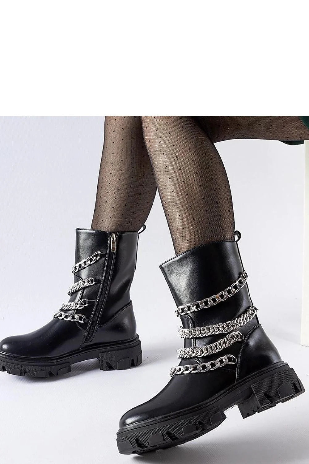Bottes audacieuses pour femmes cuir noir chaînes métalliques design contemporain talon moyen zip latéral