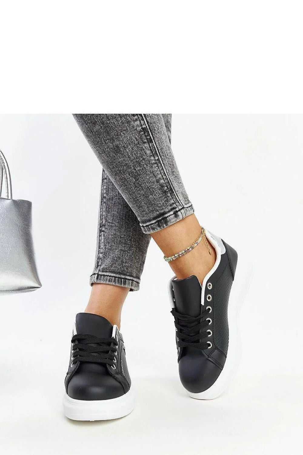 Baskets basses pour femmes design moderne épuré style élégant contemporain sneaker noire perforée tige similicuir doublure textile semelle épaisse