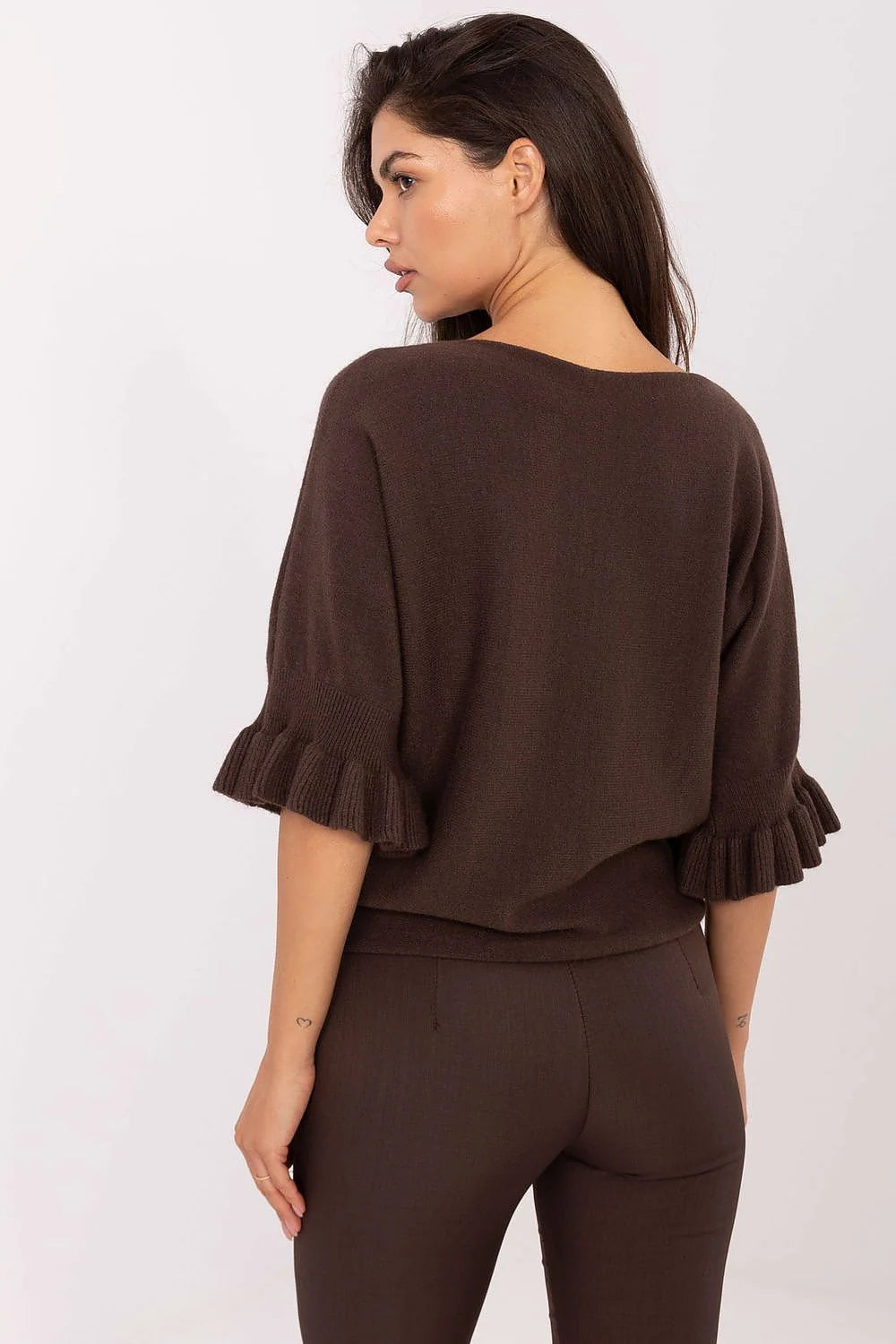pull femme maille chocolat foncé manches trois quart volants encolure ronde coupe droite taille courte poignets côtelés légère