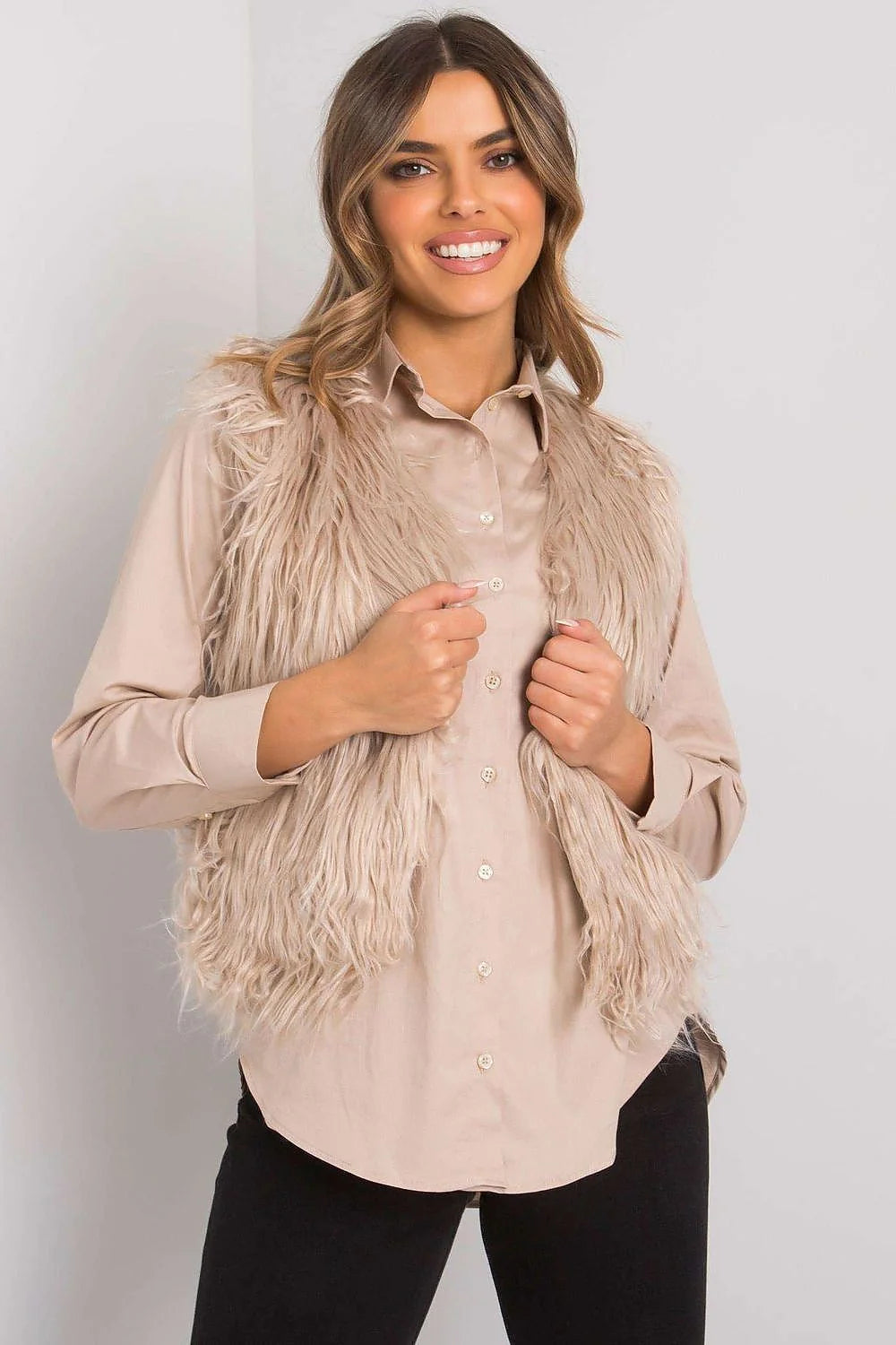 Gilet sans manches en fausse fourrure beige élégant et tendance pour un look automnal féminin
