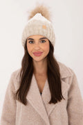 Bonnet d'hiver élégant pour femmes en laine tricotée beige côtelée pompon fausse fourrure logo cuir synthétique