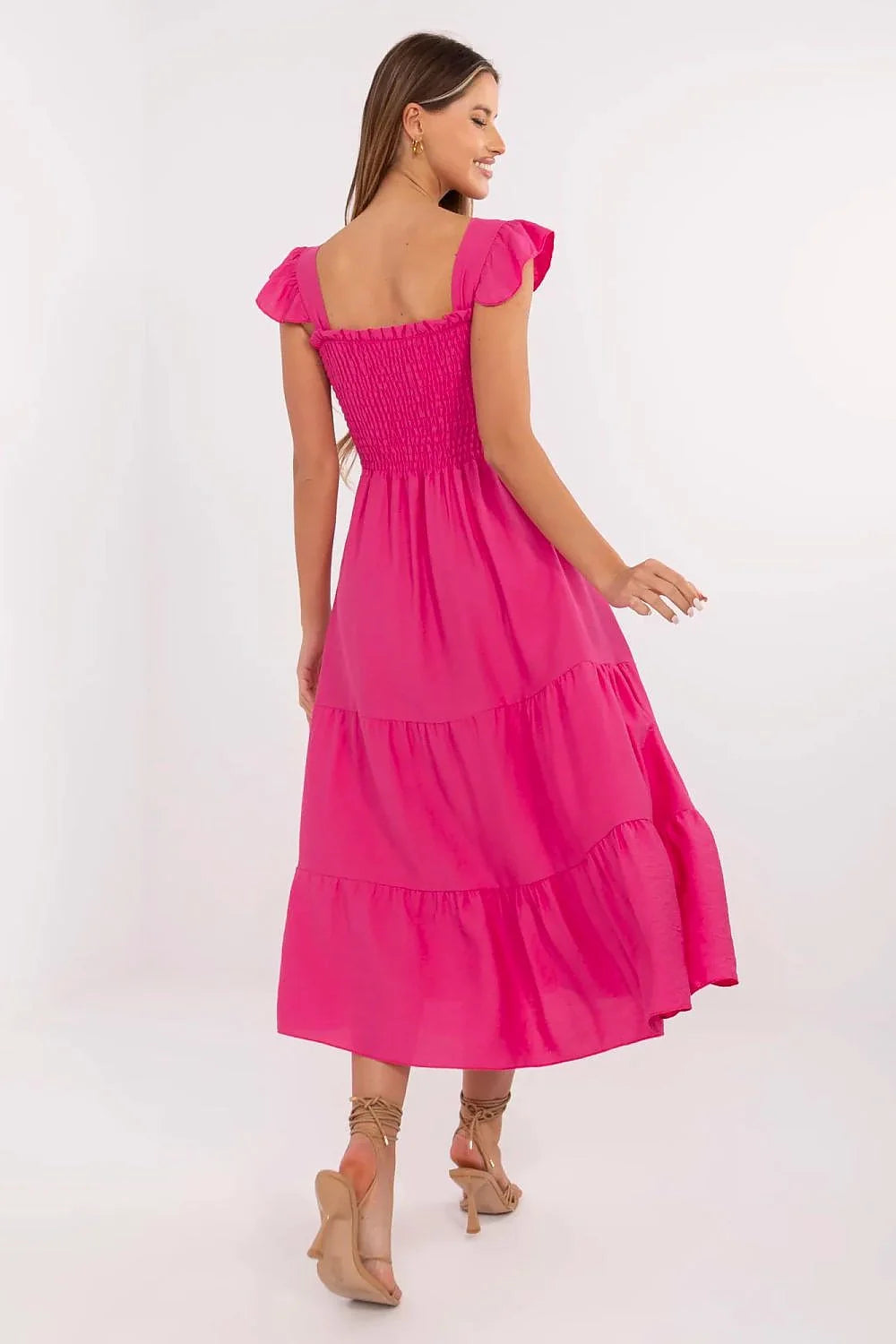 robe midi estivale fuchsia smocké corsage décolleté carré bretelles volantées taille empire jupe longue volants tiers fluide poches latérales