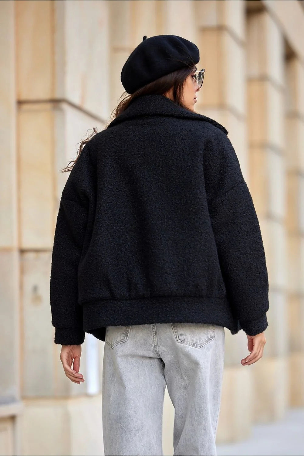 Veste noire moderne pour femme en laine bouclée coupe ample col classique boutons gros poches larges hiver automne chic élégant