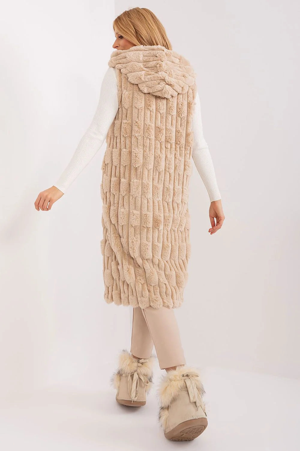 Gilet pour femme long sans manches en fausse fourrure beige clair fermeture éclair capuche poches latérales élégant et confortable pour les occasions formelles et d'affaires hiver 2023