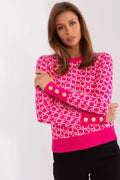 Pull graphique femme en tricot rose vif motif lettres blanches manches longues boutons dorés coupe ajustée