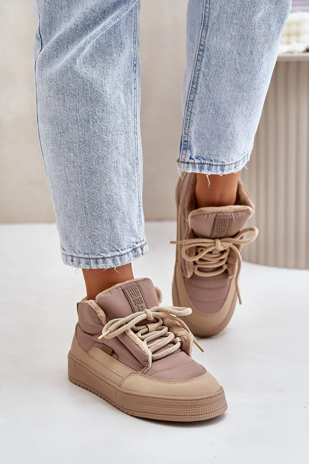 Chaussures de sport pour femmes modernes taupe clair tige montante doublée confortable matériau durable respirable lacée logo renforcé finitions soignées style casual ville