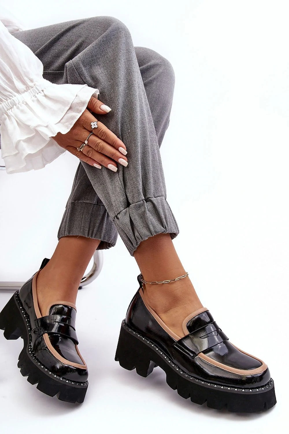 mocassins femme cuir artificiel verni noir liseré beige plateforme épaisse semelle crantée gomme cloutée penny empiècement slingback bout arrondi confort