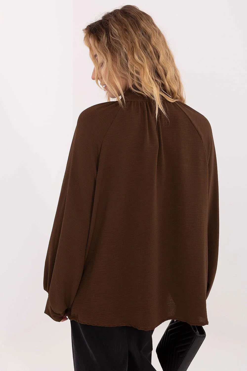 chemisier femme col lavallière marron chocolat coupe ample manches longues bouffantes poignets resserrés tissu fluide viscose tombé souple broche dorée