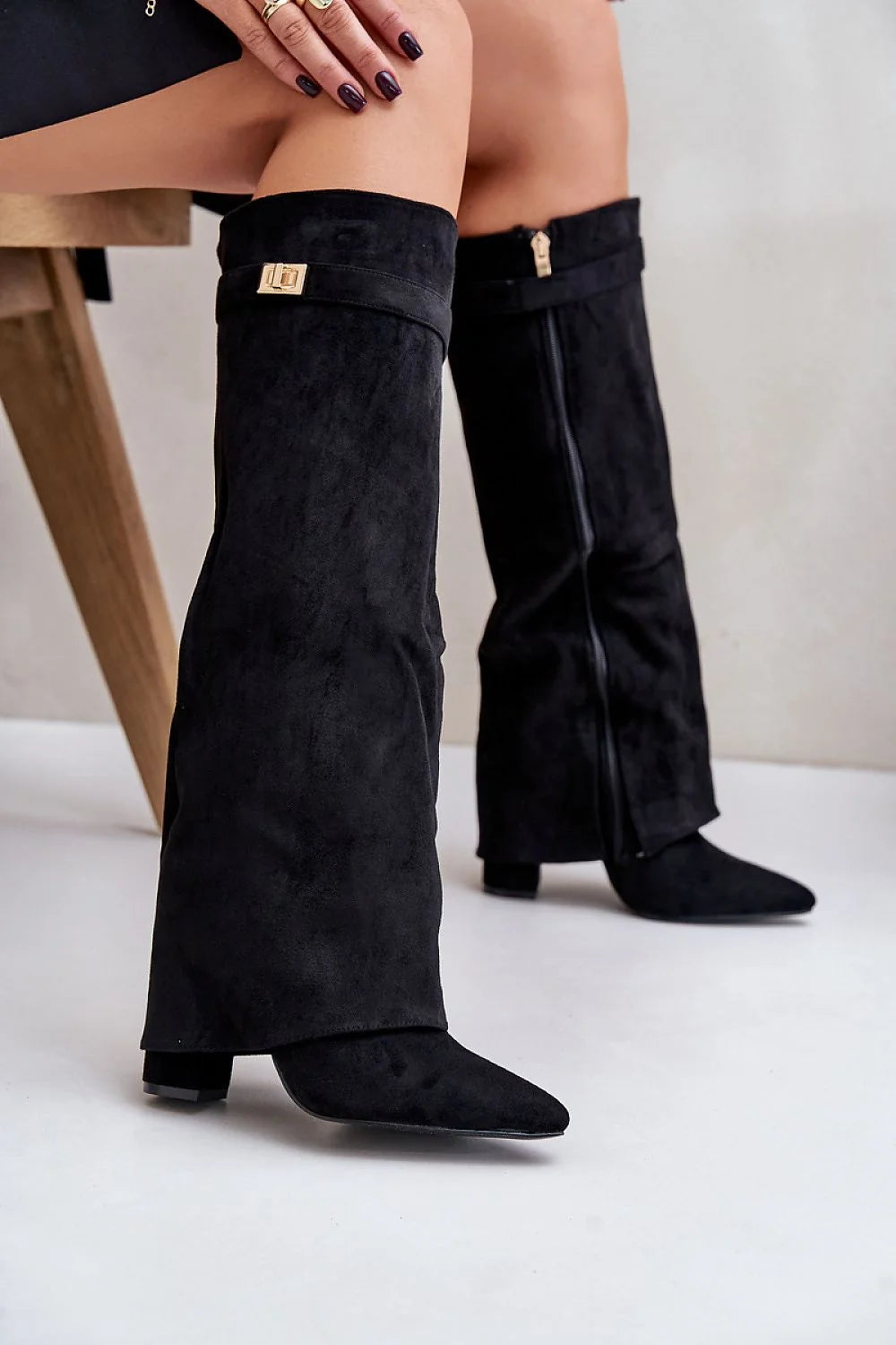 bottes hautes talons aiguille daim écologique noires bout pointu talon carré tige 40cm maintien confortable boucle dorée zip latéral femmes