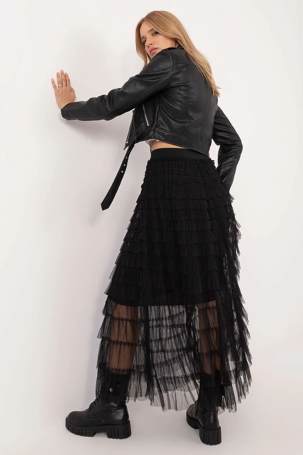 Jupe longue en tulle noir asymétrique avec veste en cuir biker blouson zip et t-shirt blanc graphic
