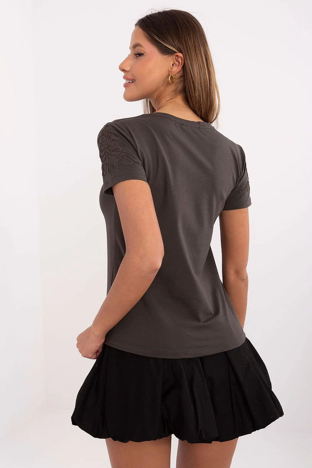 Haut et jupe en coton gris foncé et noir, manches courtes brodées, coupe ajustée et évasée, tenue élégante pour femme