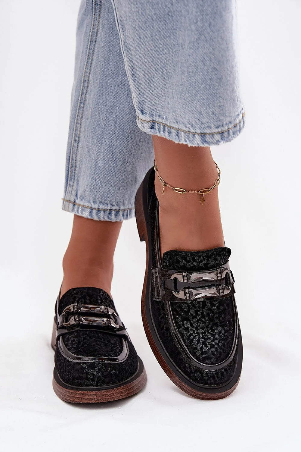 mocassins femme daim noir velours texturé empiècements vernis boucle métallique cristaux talon bloc bas semelle effet bois bout arrondi slipon
