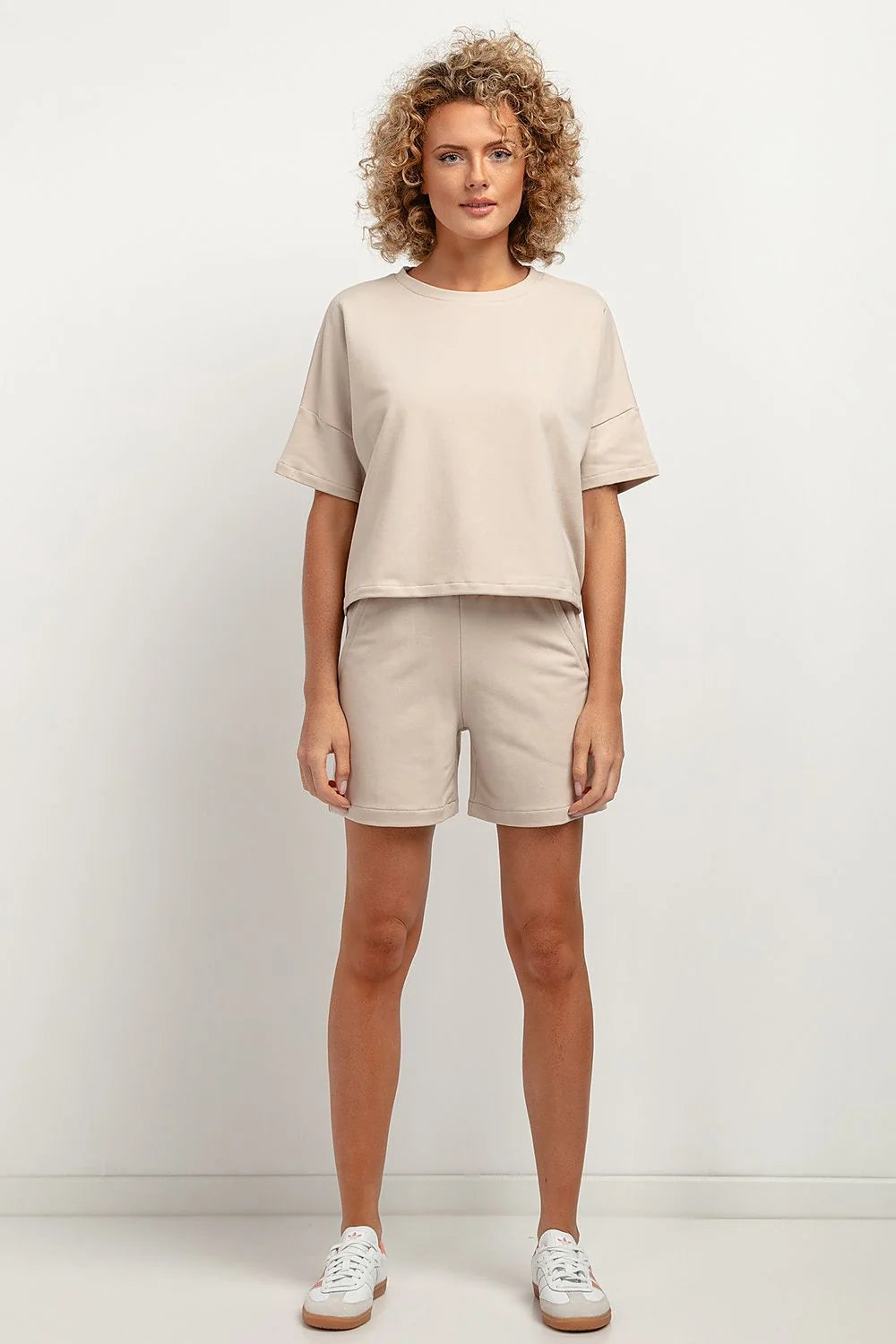 Ensemble casual femme t-shirt ample short mi-cuisses beige coordonné matière douce confort style urbain