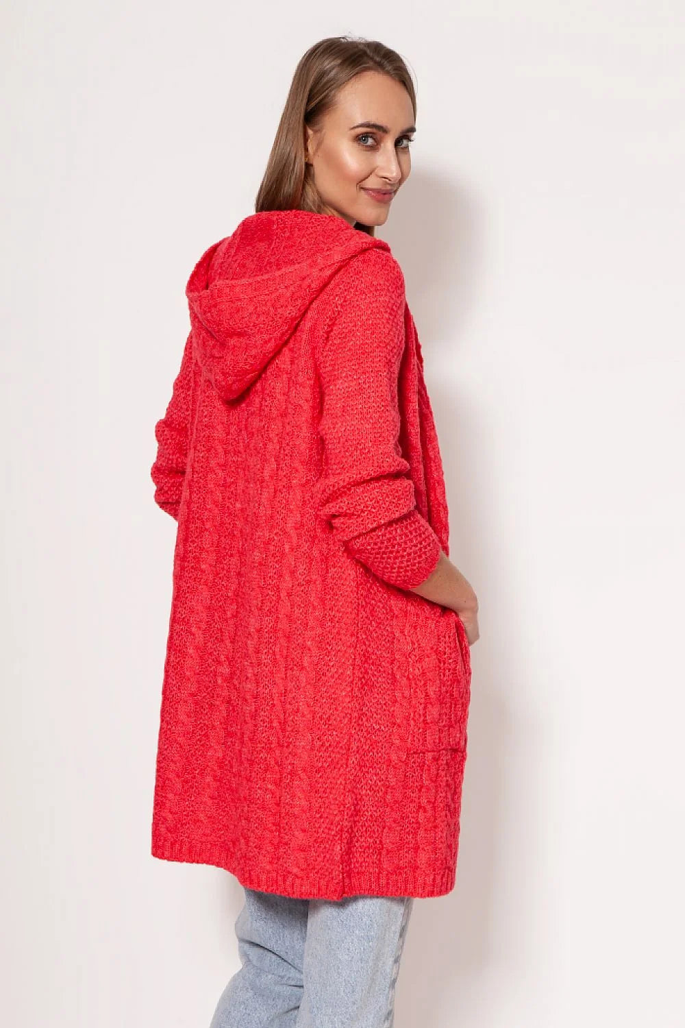 Cardigan pour femme en maille tricoté rouge vibrant, coupe ample, manches longues, capuche intégrée, deux poches, matériau mixte, confortable et élégant