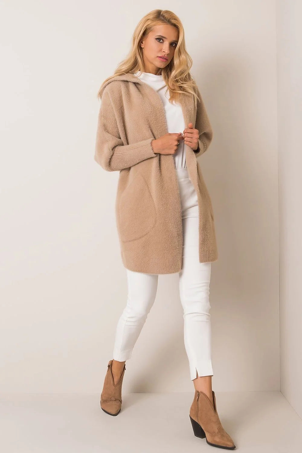 Manteau pour femme classique élégant coupe droite capuche poches latérales couleur beige matériau doux laine mohair automne hiver