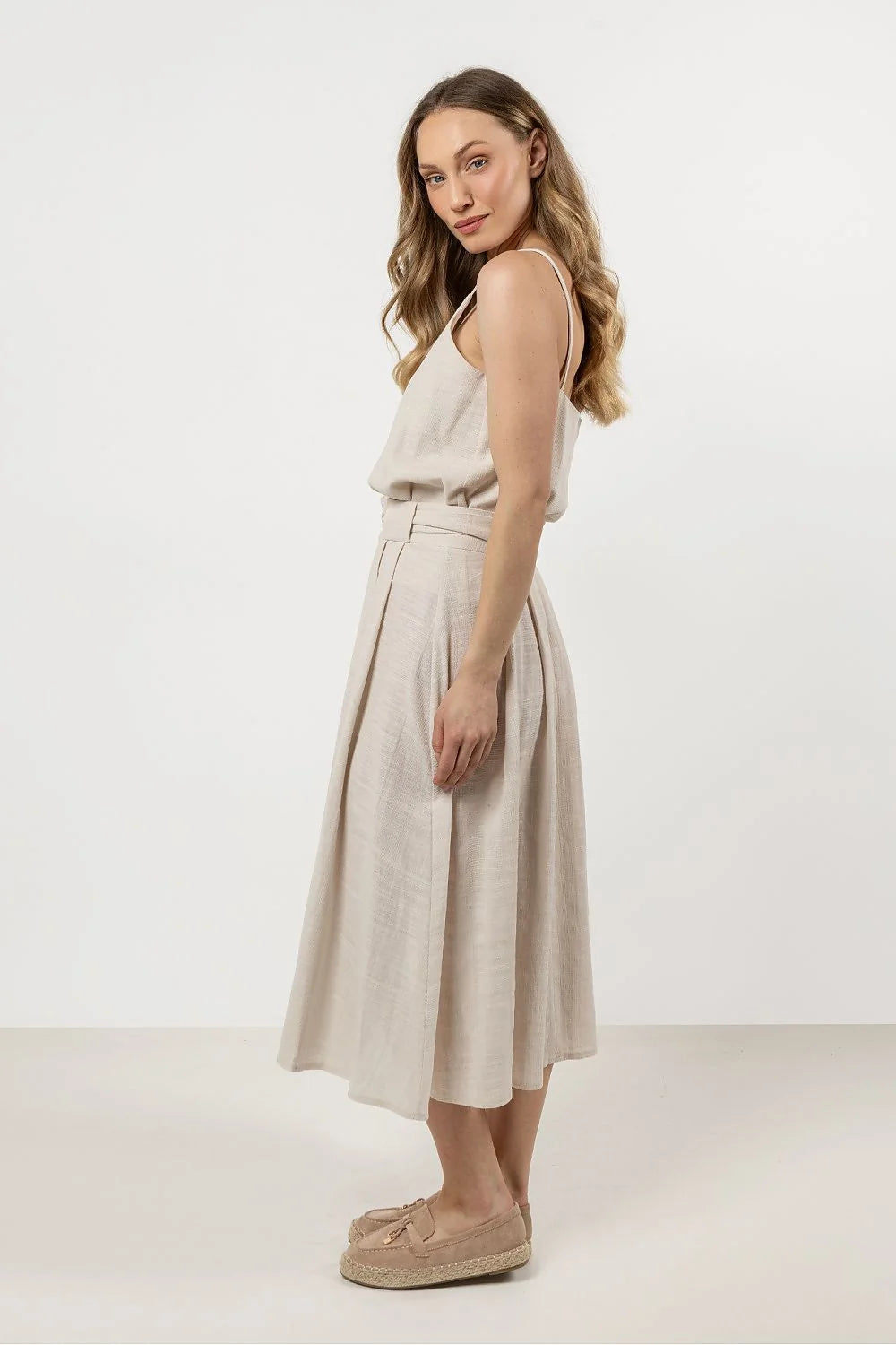 Ensemble débardeur et pantalon assortis en coton 100% beige clair style minimaliste col V bretelles fines ceinture à nouer coupe évasée femme été