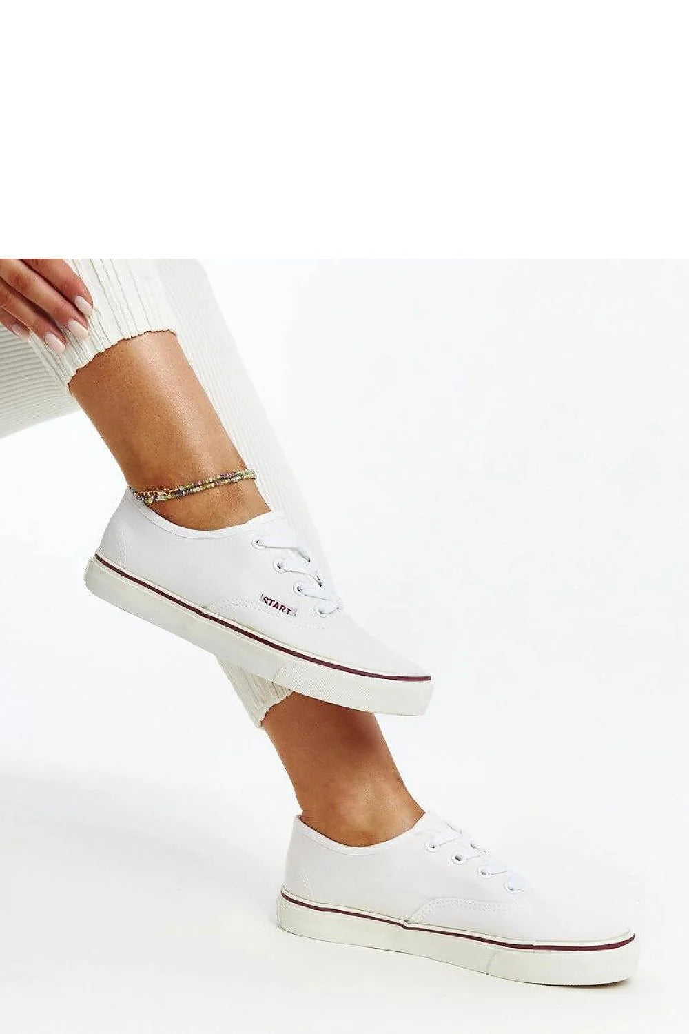 baskets classiques femmes blanches basses arrondies confortables lacets toile respirante semelle caoutchouc durable adhérence marron liseré bordeaux logo discret polyvalente
