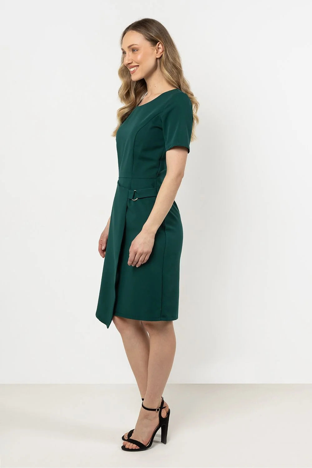 Robe de jour moderne élégante verte manches courtes détails métalliques encolure ronde fermeture latérale tissu polyester viscose élasthanne taille L femme