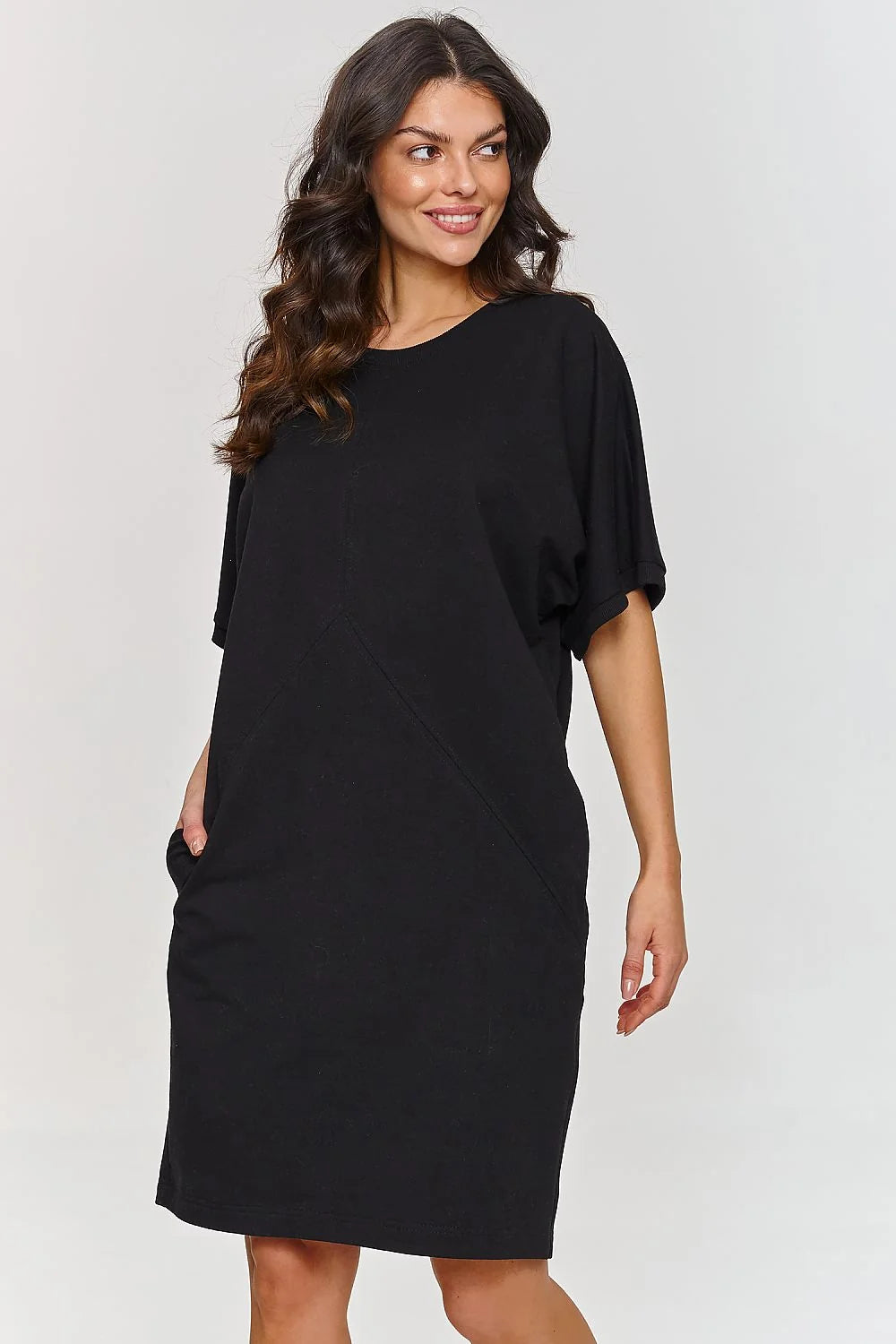 Robe de jour Makadamia décontractée noire manches courtes col rond femme silhouette droite genoux couleur classique