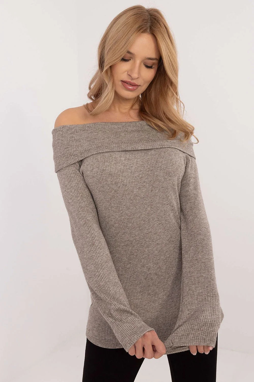 Pull-over féminin Bardot côtelé en viscose élasthanne gris taupe épaules dénudées manches longues évasées