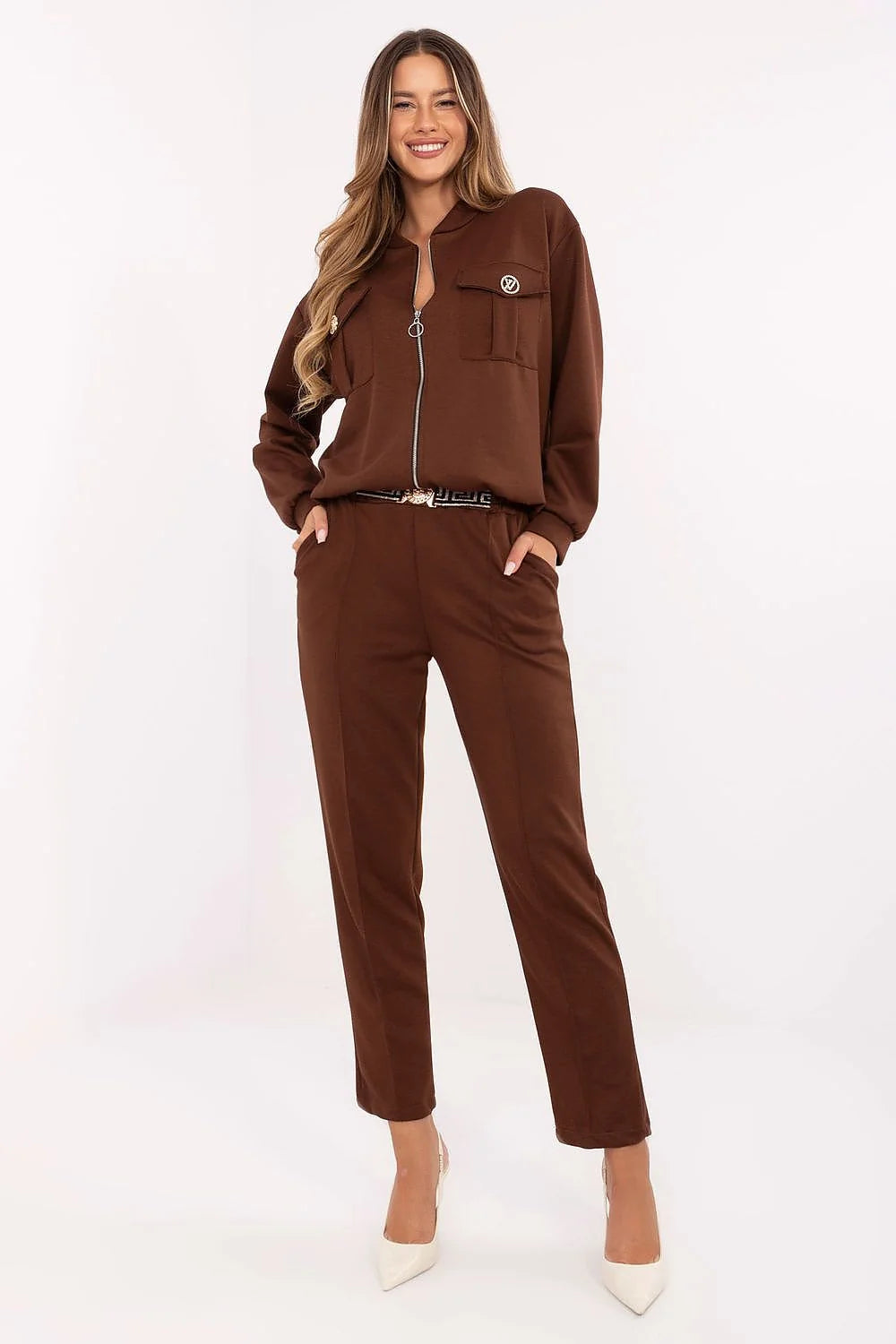 ensemble femme casual chic sweat zippé capuche manches longues poches cargo broches subtiles pantalon taille haute ceinture décorative viscose élasthanne