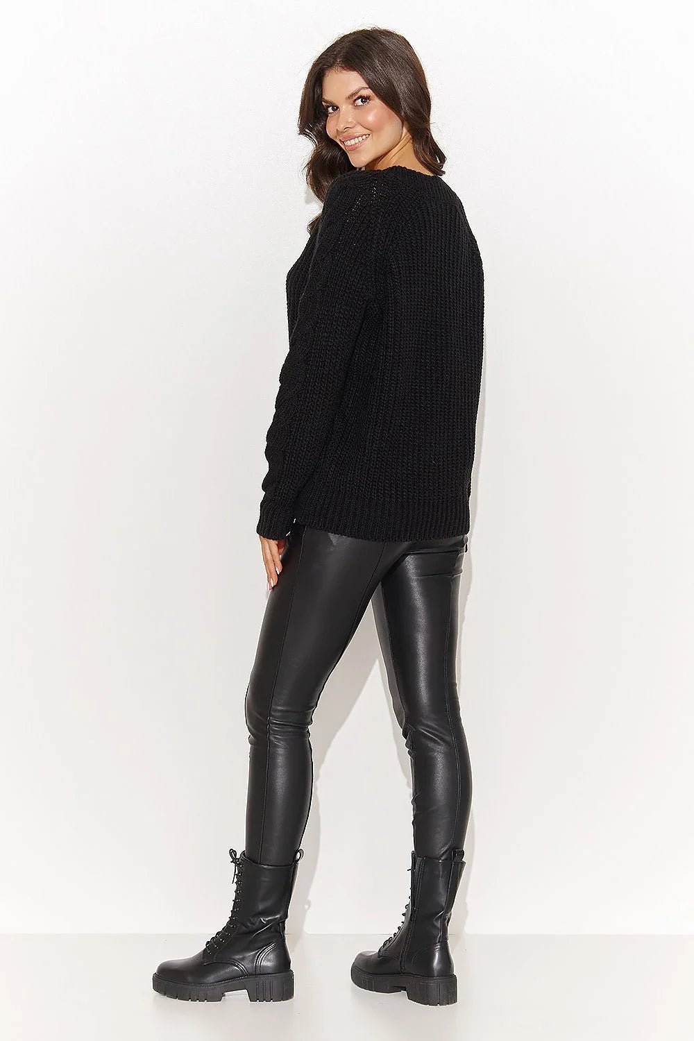 pull maille épaisse noir col V profond oversize manches longues côtelé ourlets torsades badge doré tunique ample cosy chaud