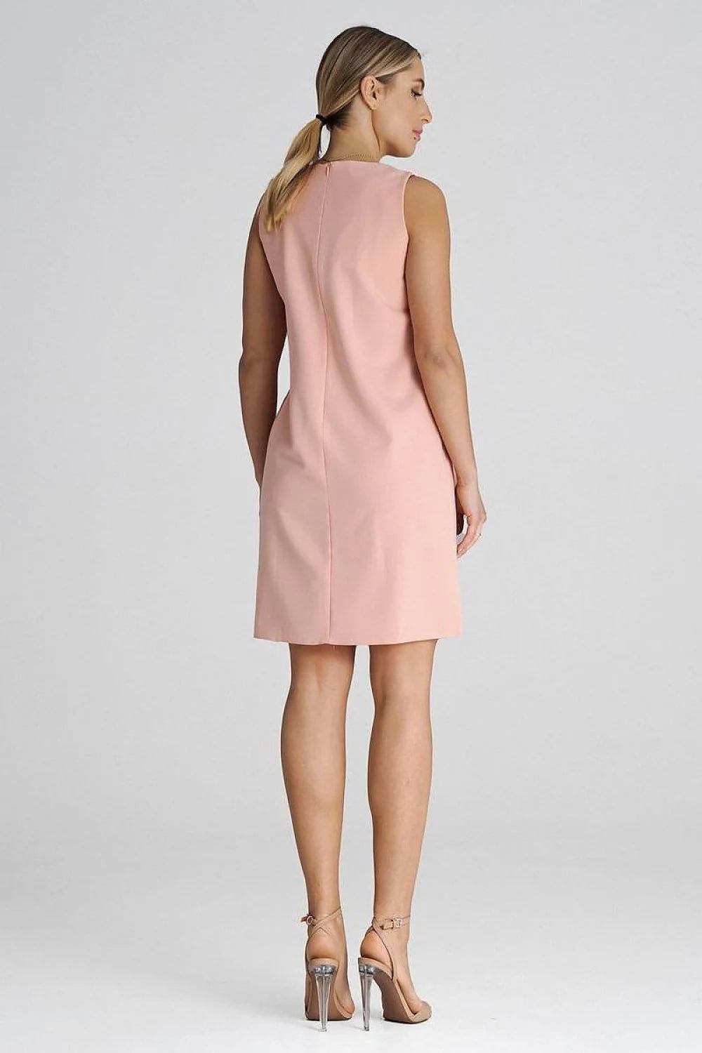 robe cocktail femme élégante moderne sans manches coupe droite fluide courte volants cascade asymétriques rose poudré pêche crêpe léger structuré