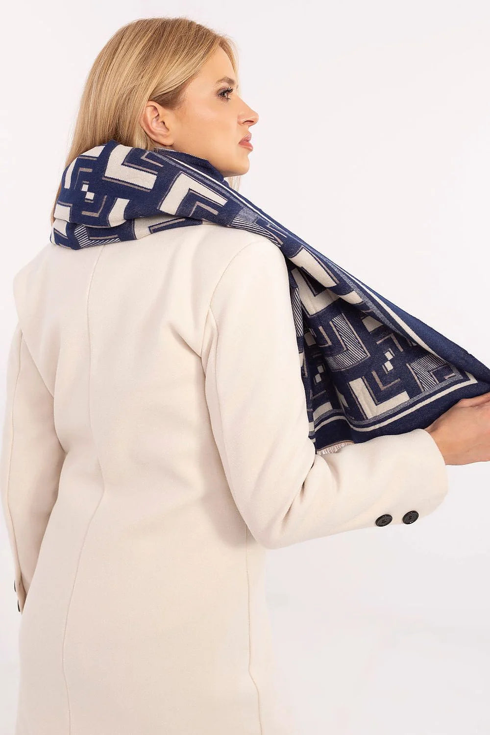 Écharpe pour femme en viscose et laine, motifs géométriques bleu marine et crème, longue et légère, franges subtiles, style moderne et élégant