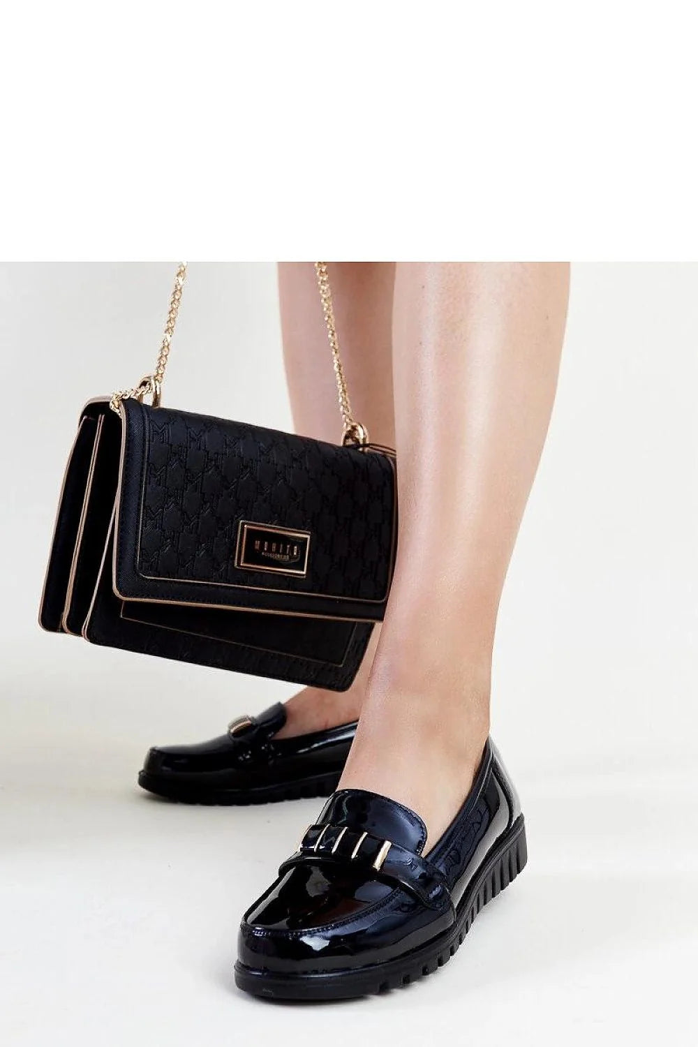Mocassins femmes élégants cuir verni noir bande décorative détails métalliques dorés confort épuré mode moderne