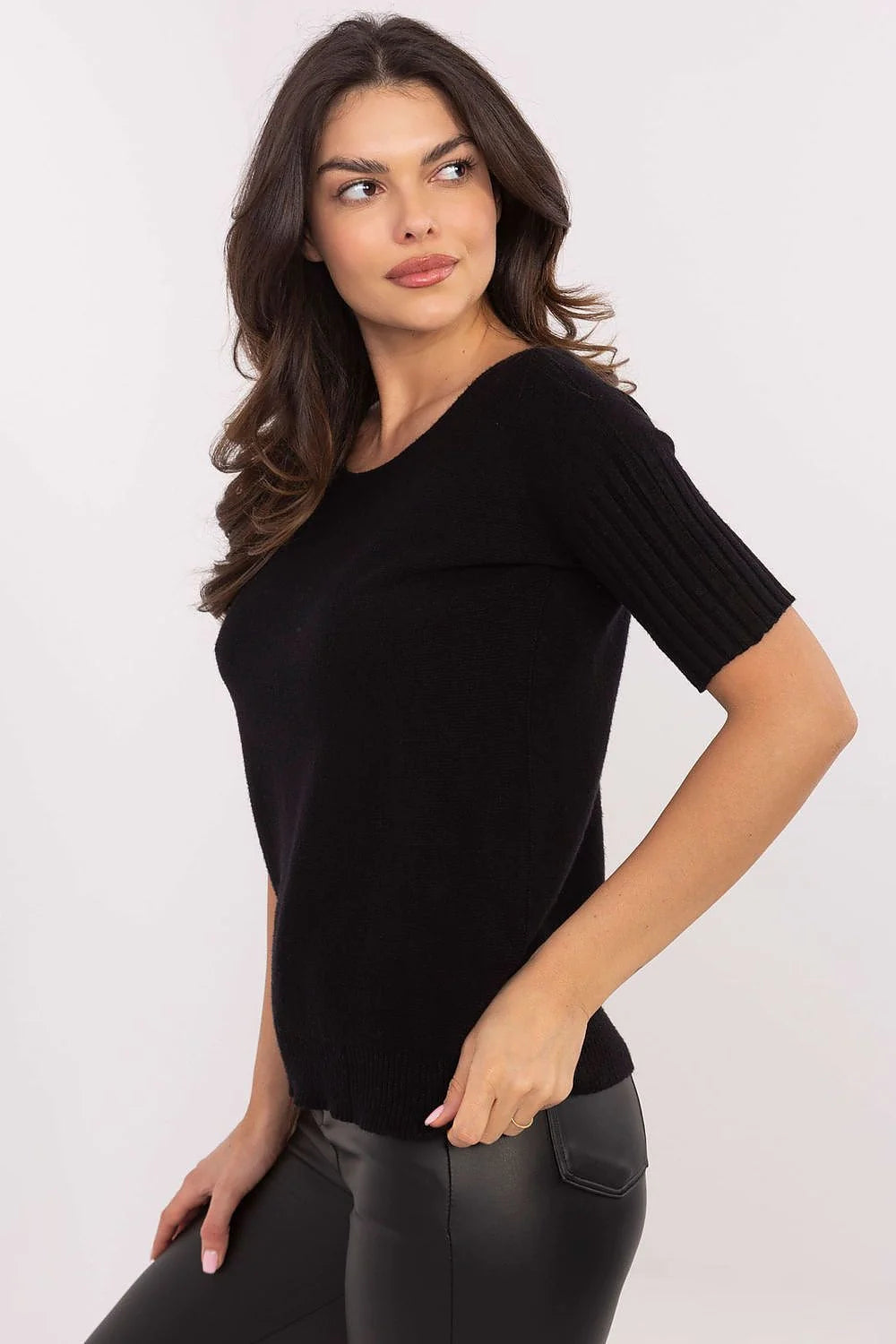 Pull court à manches courtes côtelées silhouette droite ajustée couleur noire matière douce femme élégance polyvalence