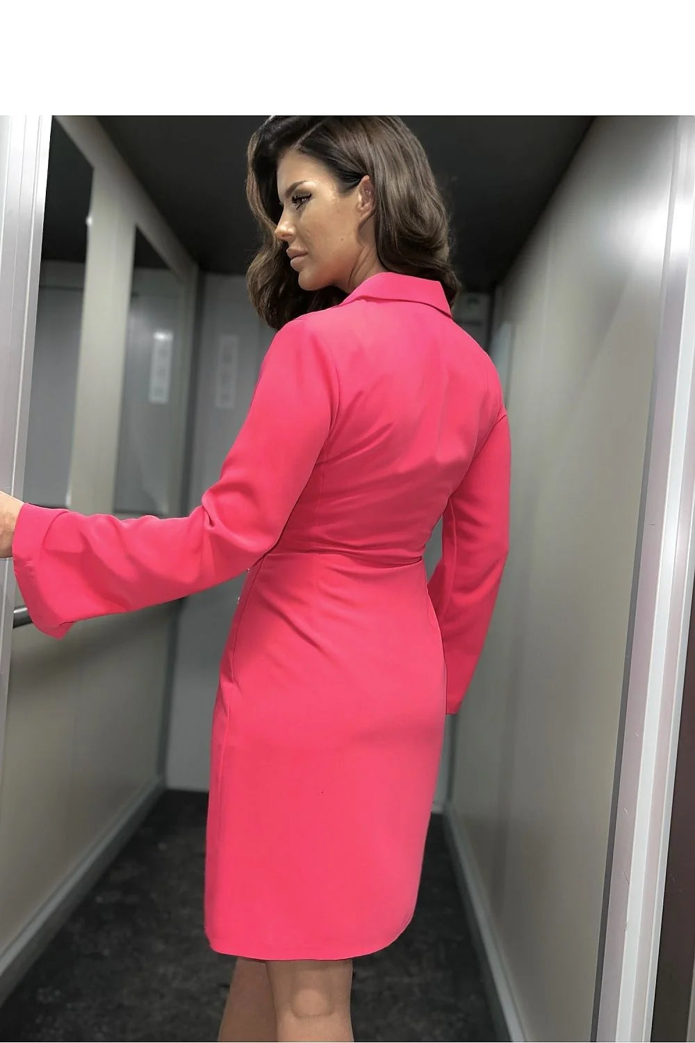 Ensemble beige élégant deux pièces veste courte jupe genou polyester doré accessoires fêtes femmes mode