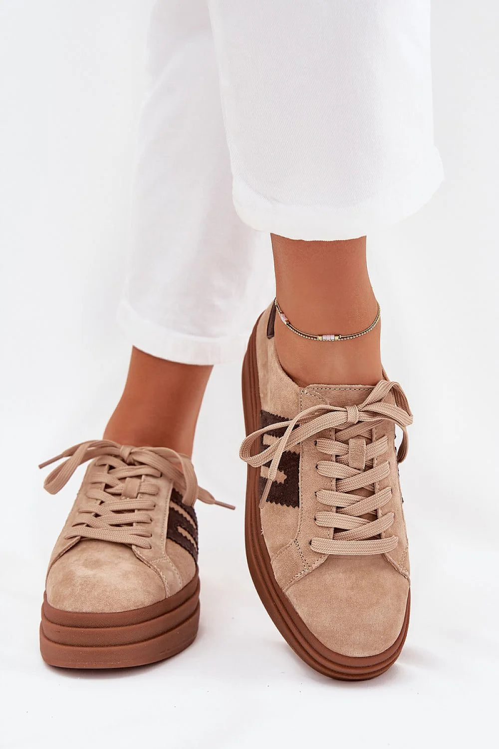 baskets femme daim beige bandes latérales marron festonnées bout rond laçage plateforme compensée triple relief gomme col rembourré