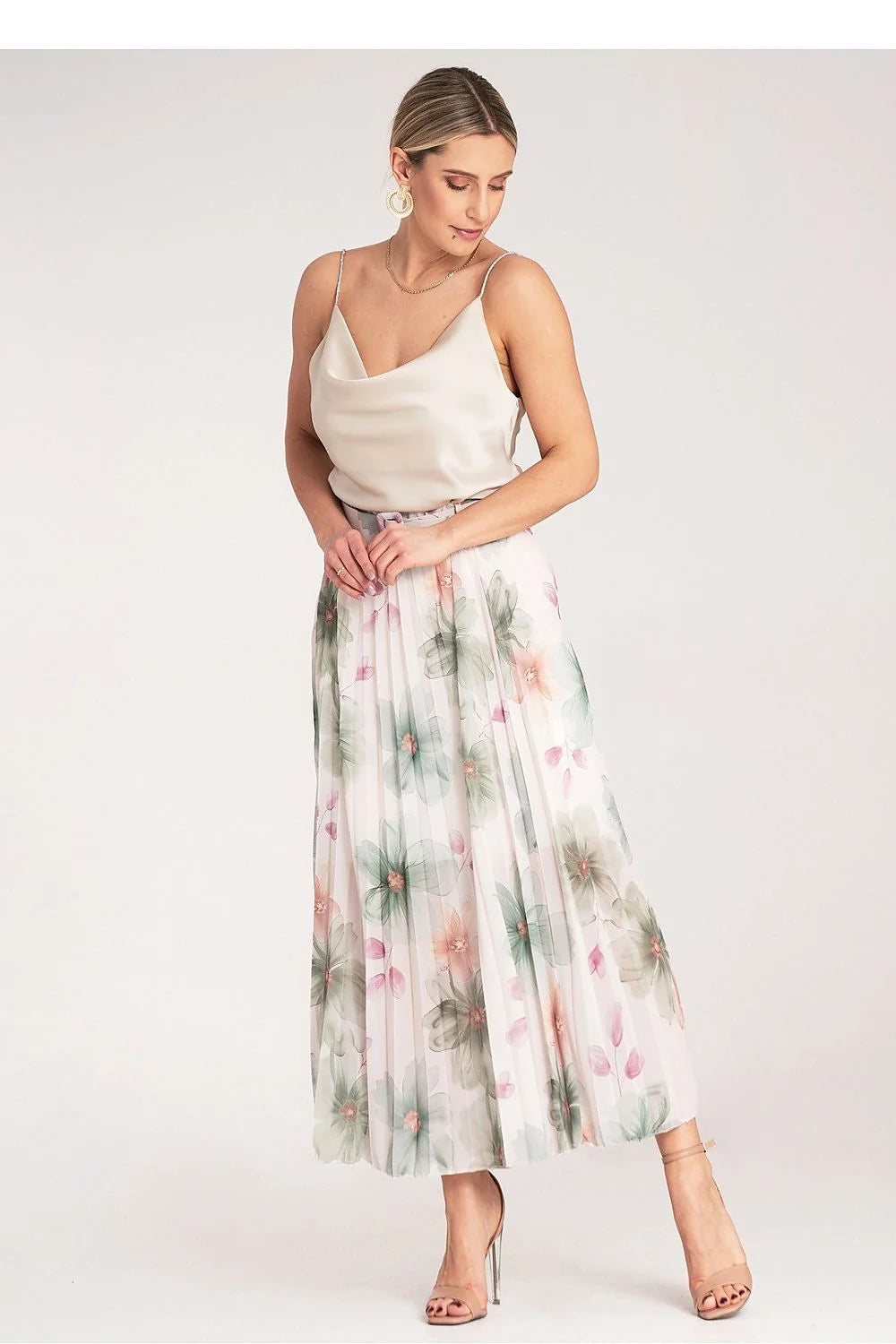Tenue élégante printanière pour femme composée d'un haut et d'une jupe en tissu léger