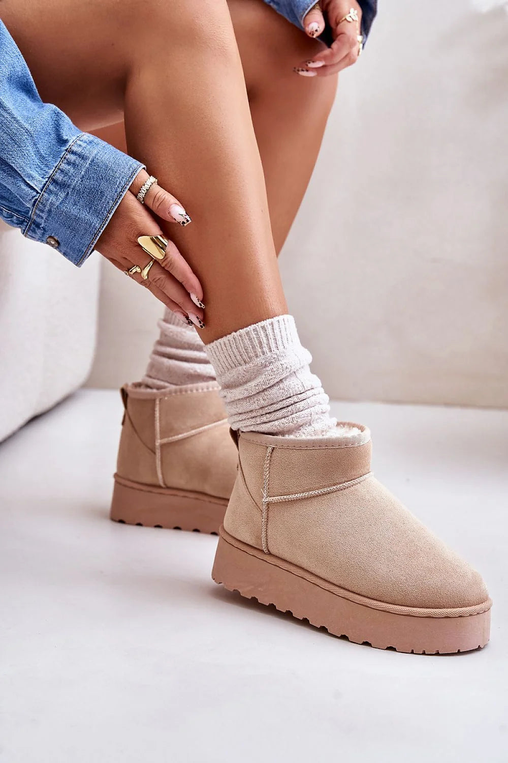 bottines femme fourrées suédine beige clair cheville basse bout rond coutures apparentes plateforme crantée gomme antidérapante semelle confortable isolante tendance