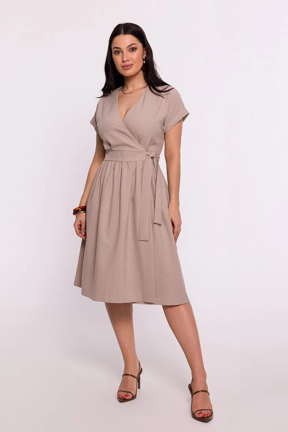 Robe midi portefeuille beige taupe lin effet léger col V croisé manches courtes retroussées taille cintrée ceinture nouée jupe évasée