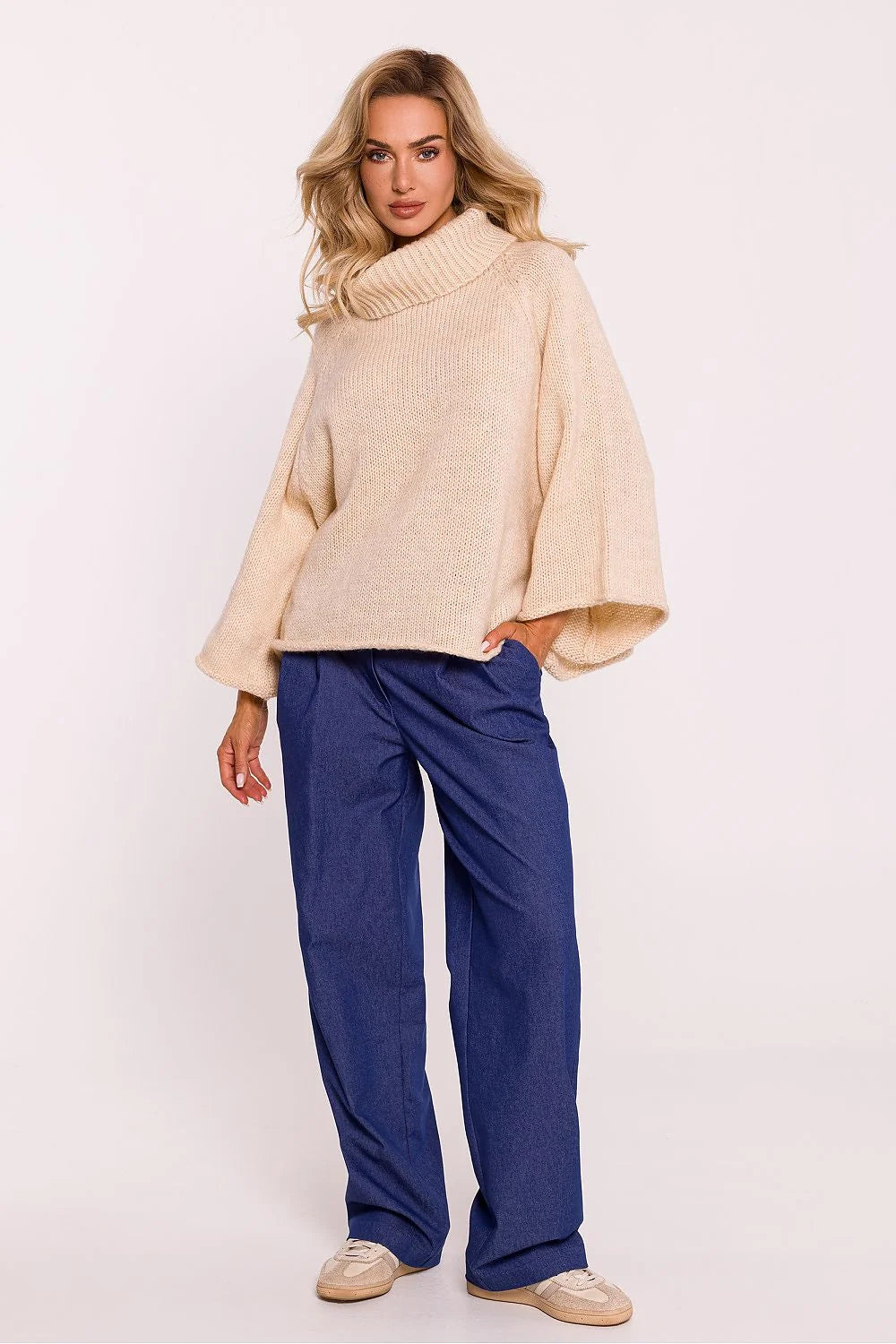 Pullover Oversize Femme Col Roulé Design Moderne Matériau Doux Couleur Beige Taille Large Made in Poland