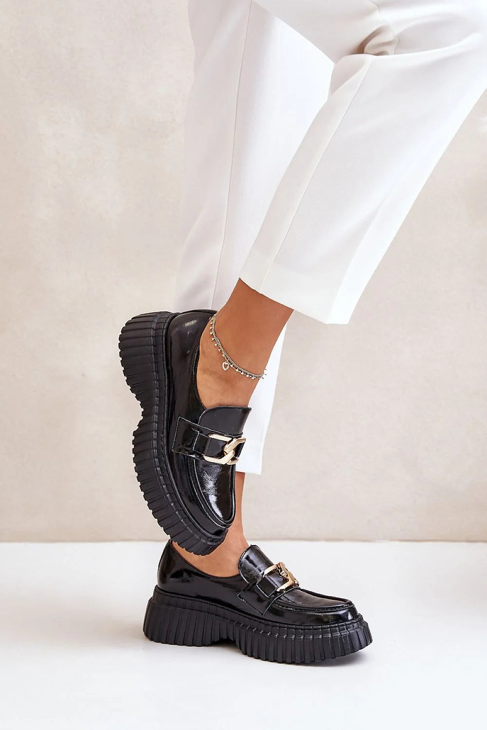 Chaussures basses en cuir verni noir pour femme, style moderne, semelle épaisse, détails dorés, mocassins élégants et confortables