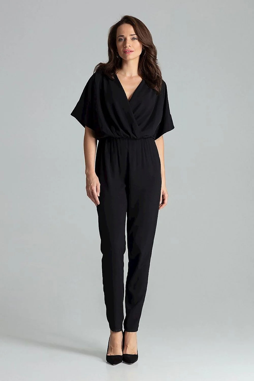 combinaison pantalon femme bleu électrique col V croisé manches kimono courtes taille cintrée élastique jambes droites effilées tissu fluide drapé