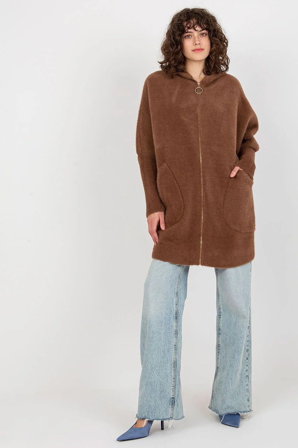 Manteau pour femme en peluche douillet chic couleur noire coupe longue manches longues capuche poches latérales zippé élégant
