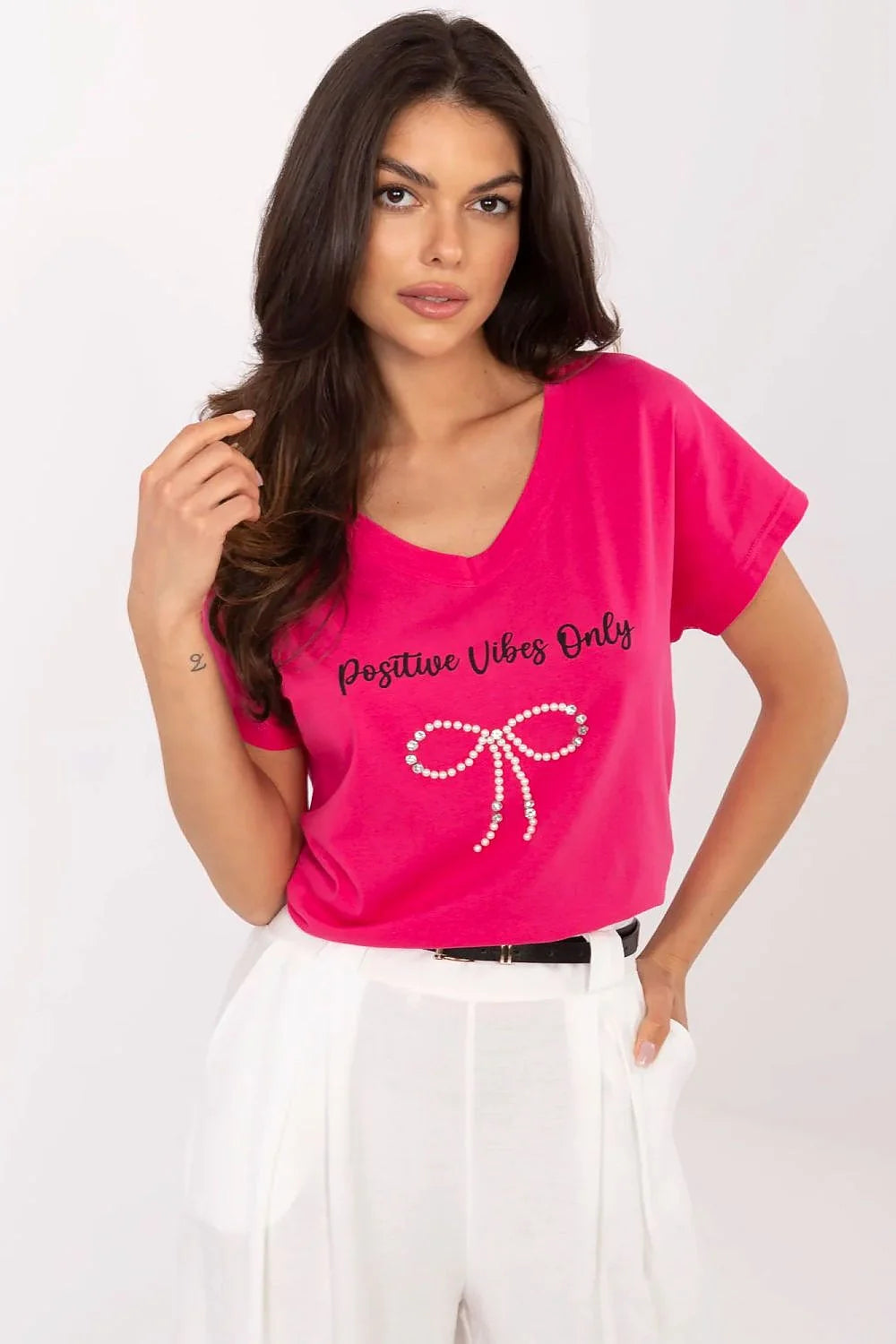T-shirt femme élégant moderne rose vif manches courtes encolure V perles nœud motif Positive Vibes Only coton confortable