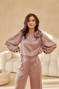 Ensemble élégant pour femme chemisier et pantalon taupe coupe ample manches bouffantes fleur sur l'épaule style sophistiqué