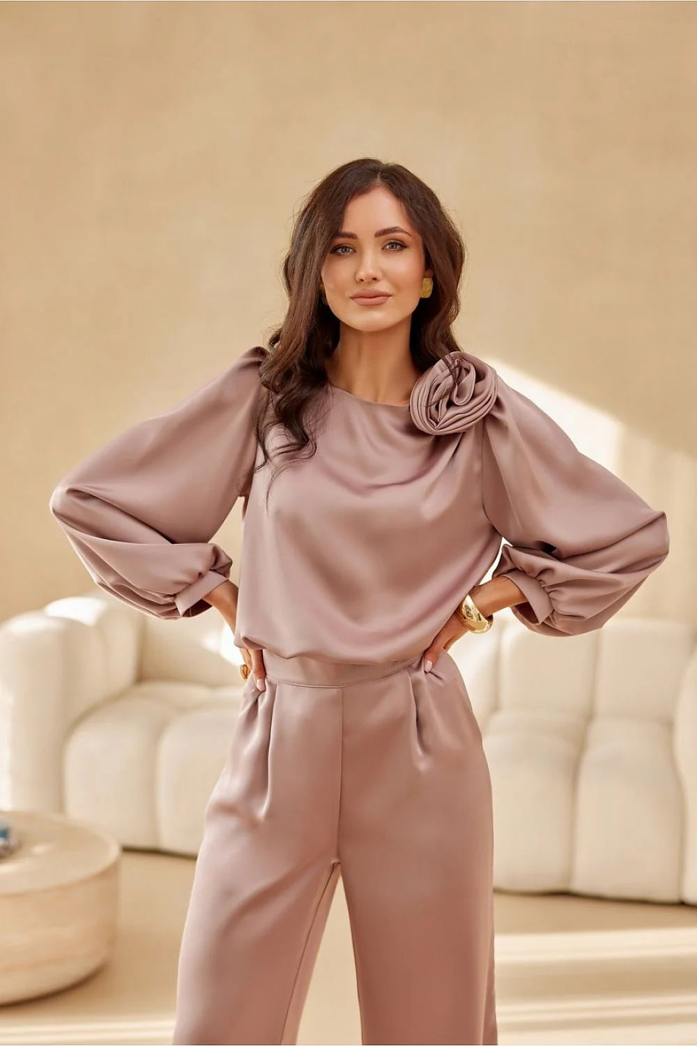 Ensemble élégant pour femme chemisier et pantalon taupe coupe ample manches bouffantes fleur sur l'épaule style sophistiqué