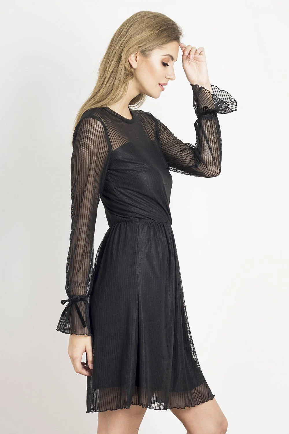 Robe de soirée noire en tulle plissé élégante manches transparentes pour femmes chic et sophistiquée